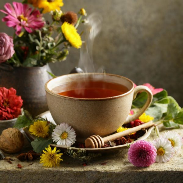 Tasse de thé aux fleurs avec des fleurs tout autour