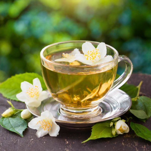 Tasse de thé vert au jasmin avec des fleurs de jasmin