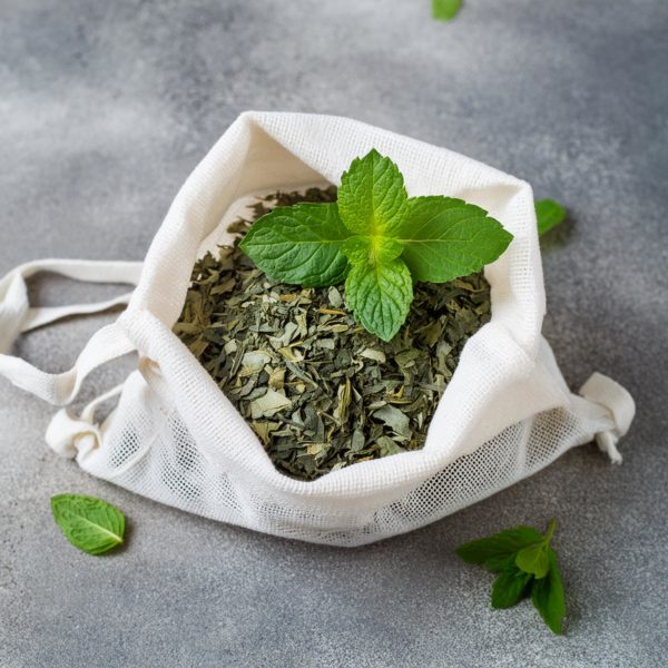 Thé vert en vrac à la menthe dans un sac écologique